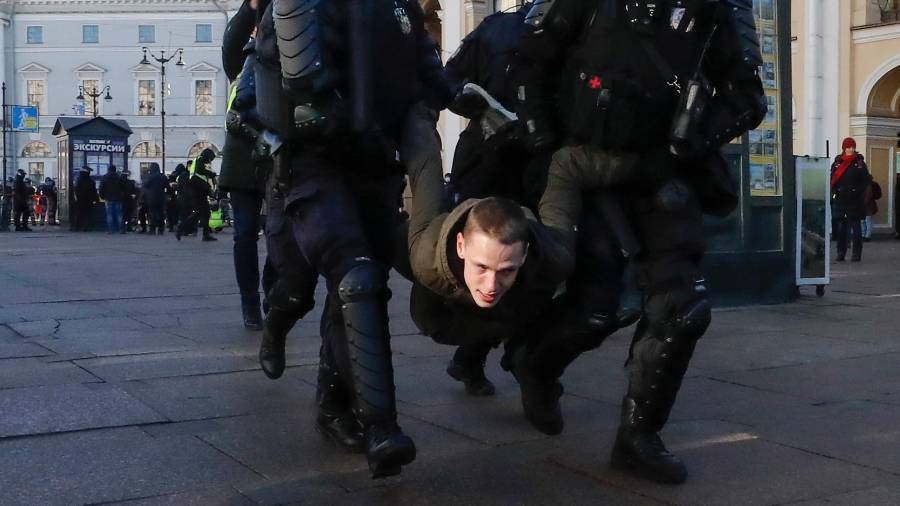 La policía rusa detiene a un manifestante contra la ofensiva rusa en Ucrania. Foto: EFE