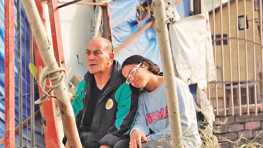 La adolescente Zebiba al lado de su entrenador en el documental que se proyectará en el Araguaney