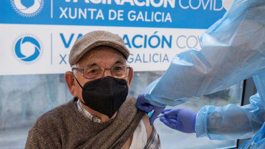 Un hombre recibiendo ayer la vacuna contra el coronavirus en el Complexo Hospitalario Universitario de Ourense (CHUO) durante la campaña de vacunación de mayores de 80 años en Galicia. EFE/Brais Lorenzo