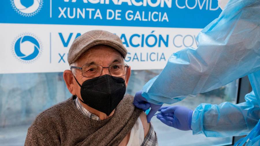 Un hombre recibe la vacuna contra el coronavirus en el Complejo Hospitalario Universitario de Ourense (CHUO) durante la campaña de vacunación de mayores de 80 años en Galicia. Foto: (EFE/Brais Lorenzo)