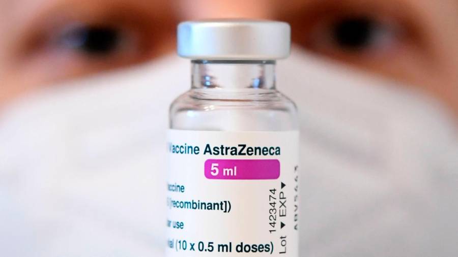 Un sanitario observa una dosis del compuesto antiviral elaborado por AstraZeneca. Foto: Helmut Fohringer