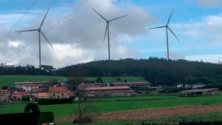Tres aeroxeradores dun dos parques eólicos ubicados nun dos montes do municipio de Vimianzo. Foto: P. R.