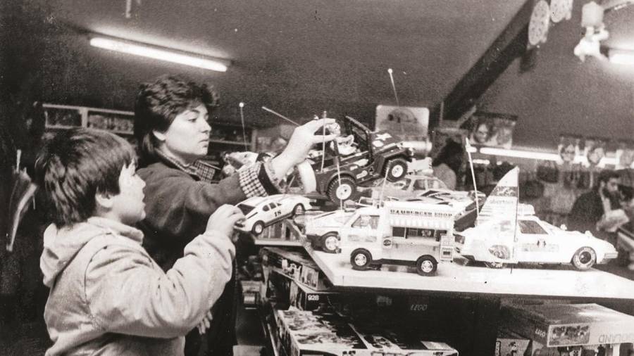COMERCIO. Juguetes a la venta en una tienda de Santiago, en la temporada navideña de 1987. Foto: J. Gómez