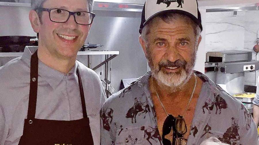 Mel Gibson se relame con tortilla de Betanzos y 'peppers' de Padrón