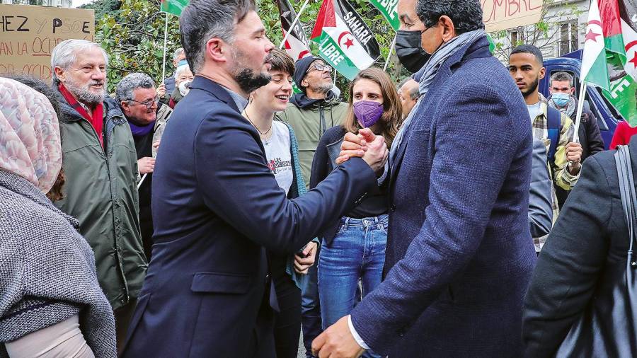 Rufián saludando a uno de los manifestantes prosaharauis a las puertas del Congreso. Foto: Marta Fernández Jara/E.P.