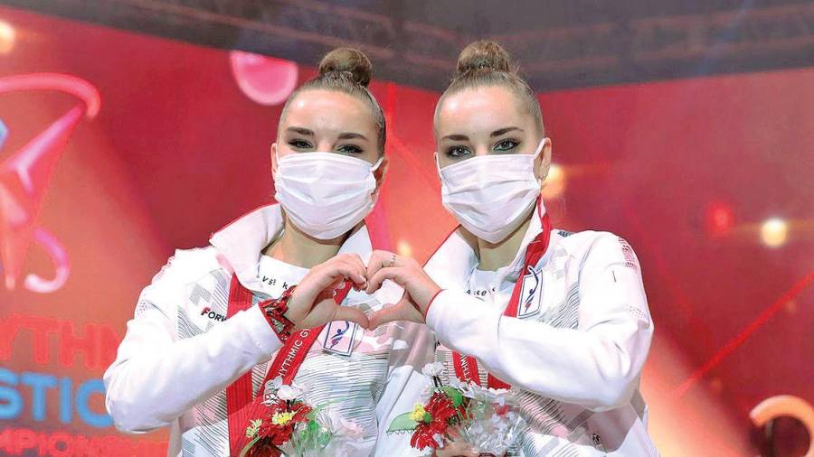 Las gemelas rusas Dina y Arina Averina tras una competición de gimnasia rítmica. Foto: Efe