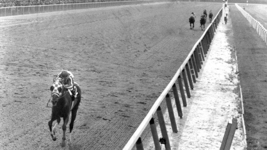 1973. Secretariat, se convirtió en el primer y único caballo de carreras en batir el récord de tiempo en la distancia de una milla y media. Hoy en día todavía no se ha superado. (Fuente, www.momentosdelpasado.blogspot.com)