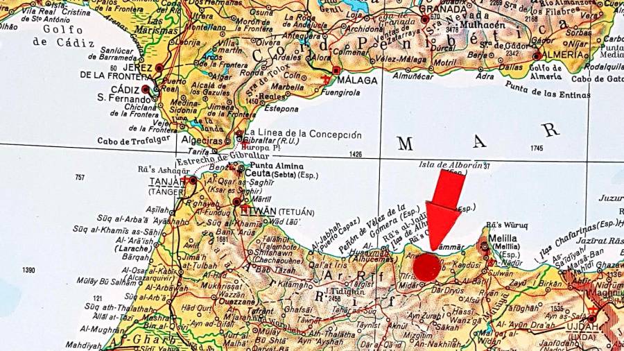 La flecha señala la playa y enclave de Sidi Dris, en Marruecos