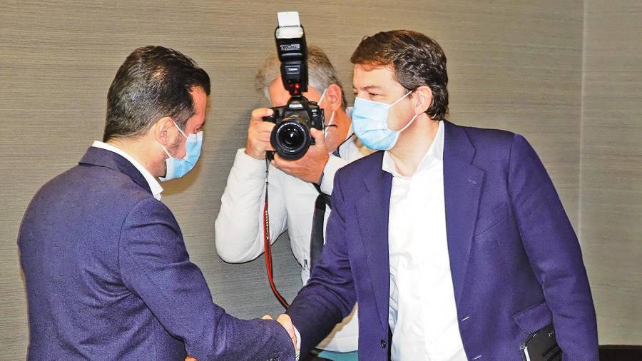 Tudanca, a la izquierda, saluda a Mañueco a su llegada a la reunión. Foto: Europa Press