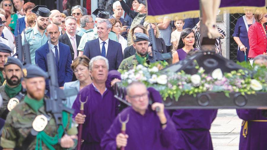 Presidente da xunta. Alfonso Rueda Valenzuela na procesión do Santísimo Cristo da Agonía do Porriño, á que asistiu o día de onte. Foto: Conchi Paz