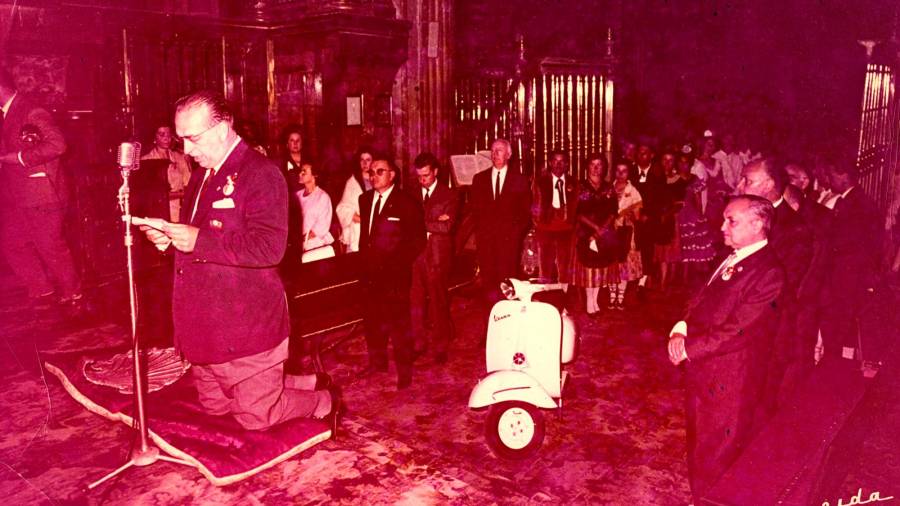 PEREGRINACIÓN a Santiago organizada por la empresa Hijos de C.V. Otero, que consiguió que una Vespa entrase a la Catredral en 1965. Foto: ECG 