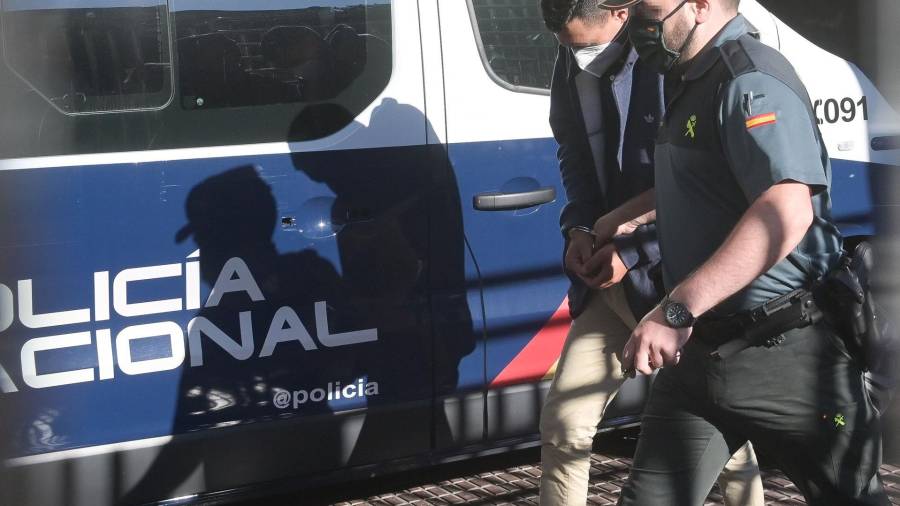 En la foto de archivo, uno de los investigados por la muerte de Samuel Luiz acude, esposado y acompañado de un agente de la Policía Nacional, al Juzgado de Instrucción número 8 de A Coruña. M. DYLAN / EUROPA PRESS