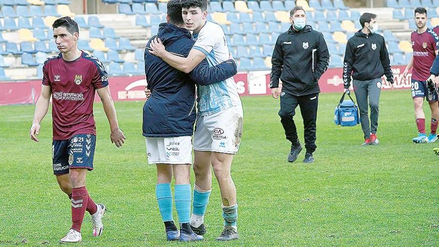 Vesprini abraza a un compañero, tras el Pontevedra-Compos del pasado curso. Foto: A. Rey