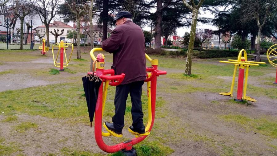 Una persona mayor sola hace ejercicio en un parque en la capital de Lemos Foto: Angar
