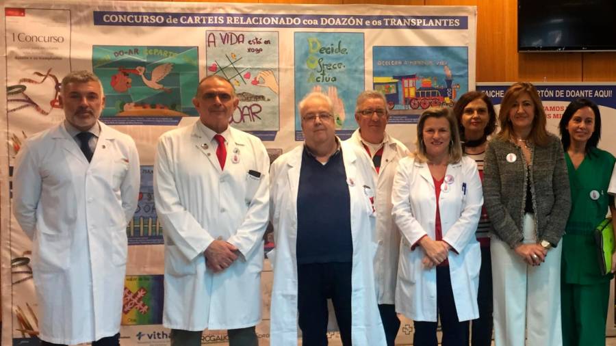 La gerente del CHUS, 4.ª por la derecha, con los doctores Cándido Díaz y Evaristo Varo, 1.º y 2.º por la izquierda, y otros profesionales del área de Trasplantes