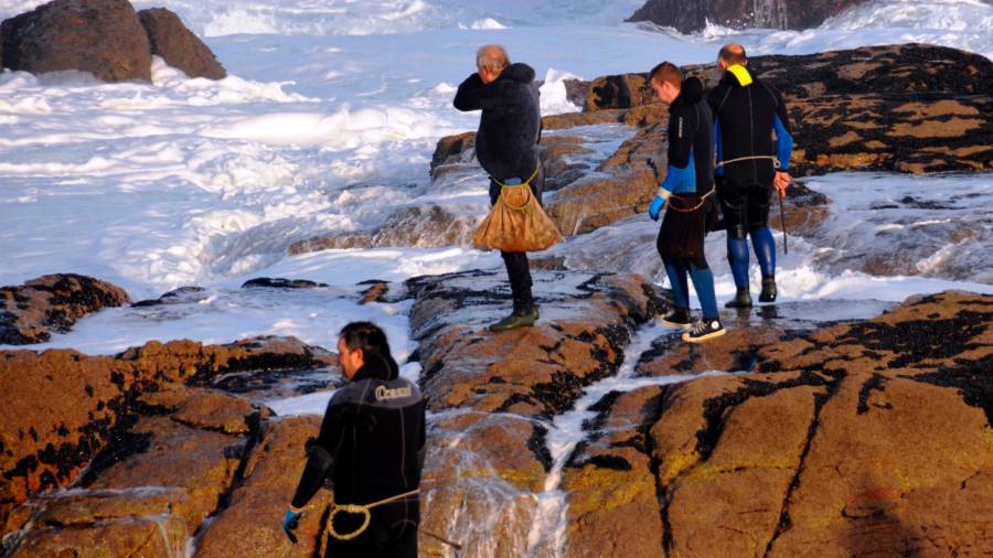 Percebeiros de Muxía nas Pedras da Barca, de onde sacaron os mellores crustáceos. Foto: Ángel Castro