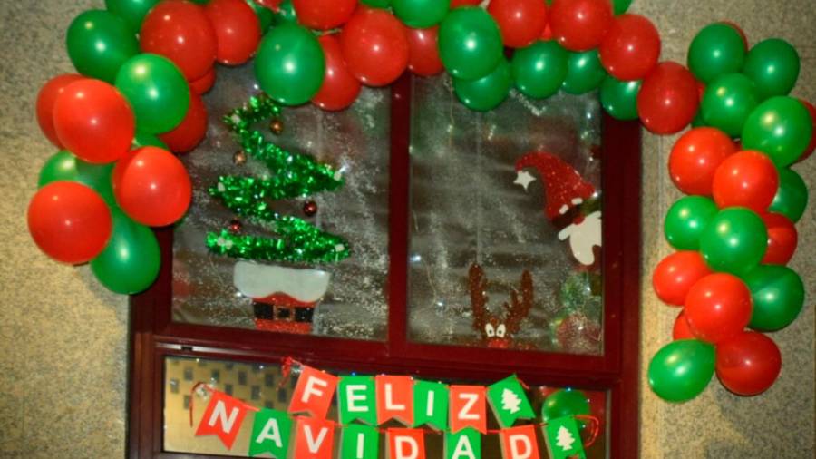 TERCERO. Ángela Pego decoró con globos una ventana de su vivienda y ganó el tercer premio. Foto: C.R