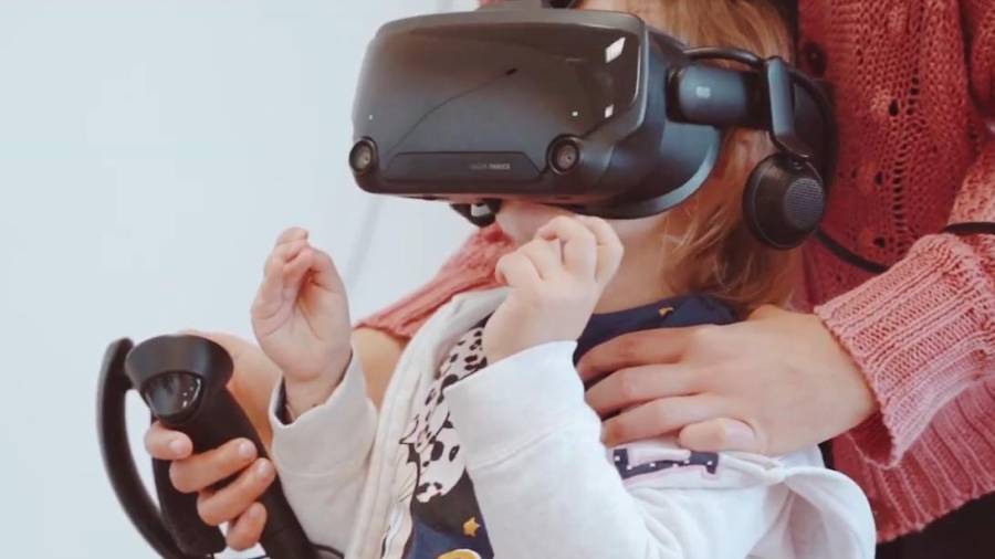 Una niña durante una demostración con las gafas de realidad virtual en una escuela gallega. Foto: MUV