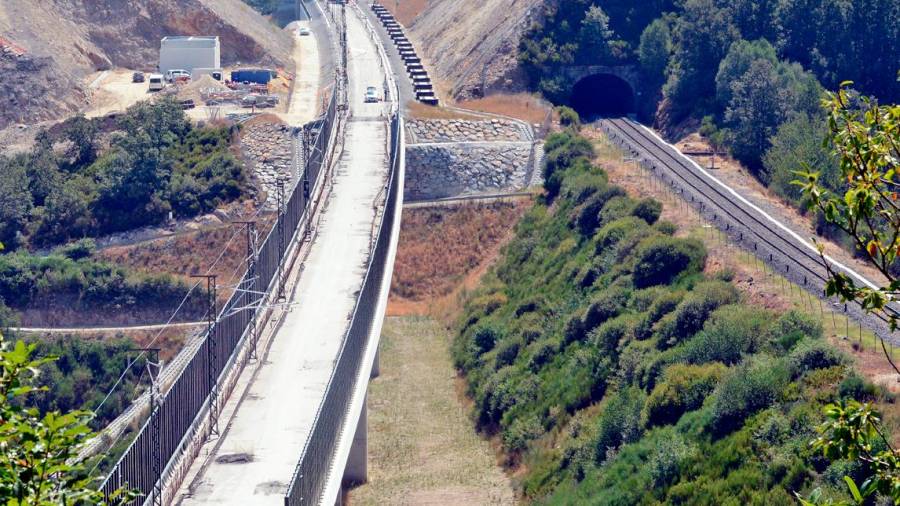 Al fondo, Padornelo: la adaptación de la vía antigua precisa un nuevo viaducto de Pedro y túnel de Aciberos para mejorar el radio de curva