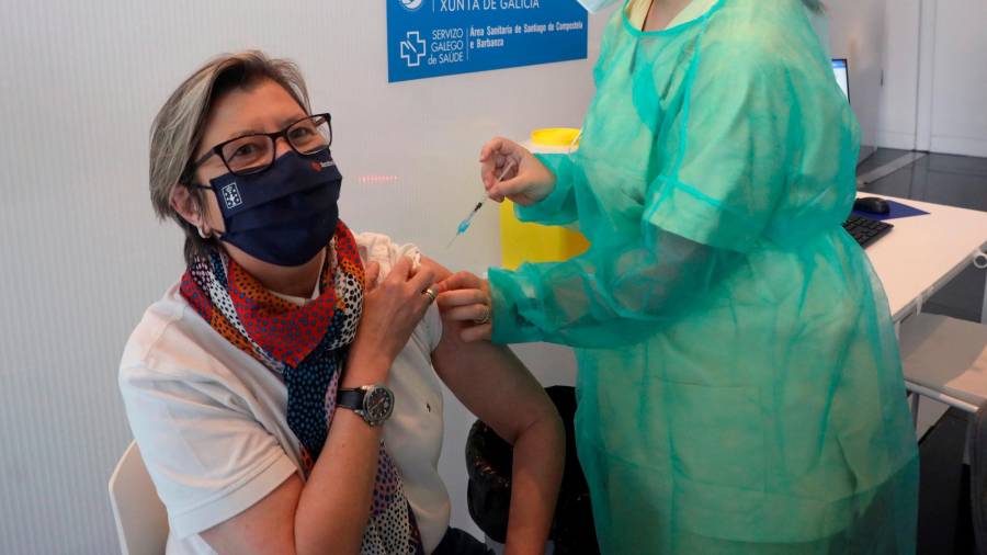 La conselleira Rosa Quintana recibió hoy una dosis de la vacuna de Astrazeneca Foto: Xoan Rey