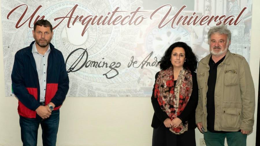 Víctor Castiñeira, á esquerda, coa alcaldesa, Margarita Lamela, e o presidente de Amigos dos Museos de Galicia, Felipe Senén. Foto: Fernando Fraga