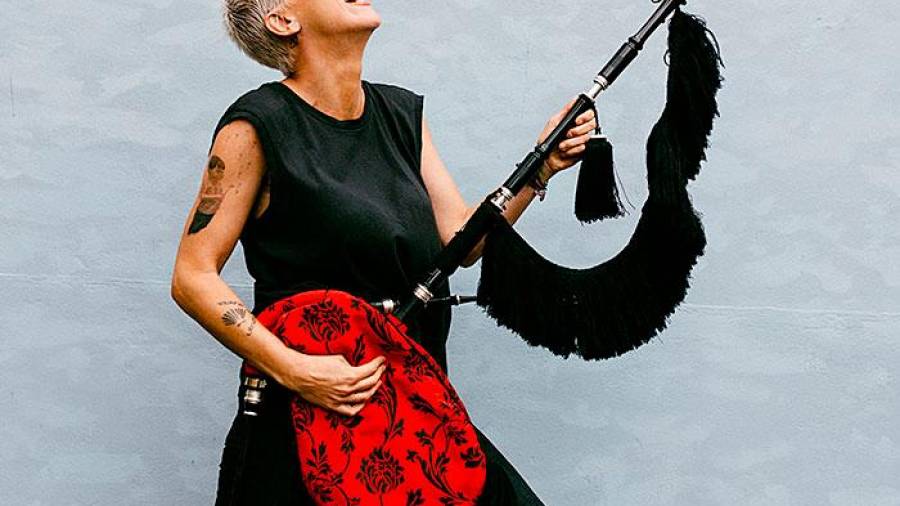 mÚsica. Susana Seivane, unha das figuras da música folk galega, amosa a súa gaita.