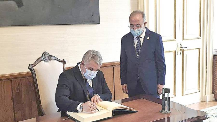 Duque firma en el Libro de Honra del Concello ante Bugallo. Foto: Gallego
