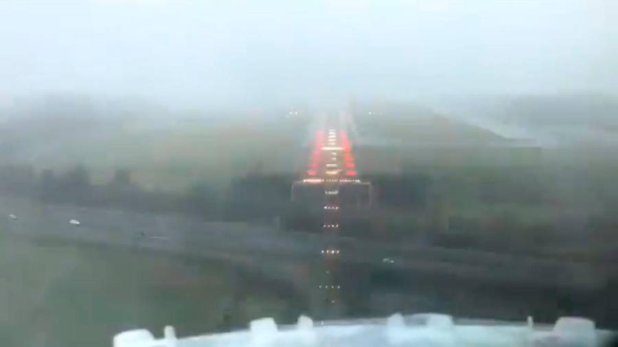 captura del vídeo que muestra un aterrizaje con mucha niebla en Santiago Foto: Twitter 