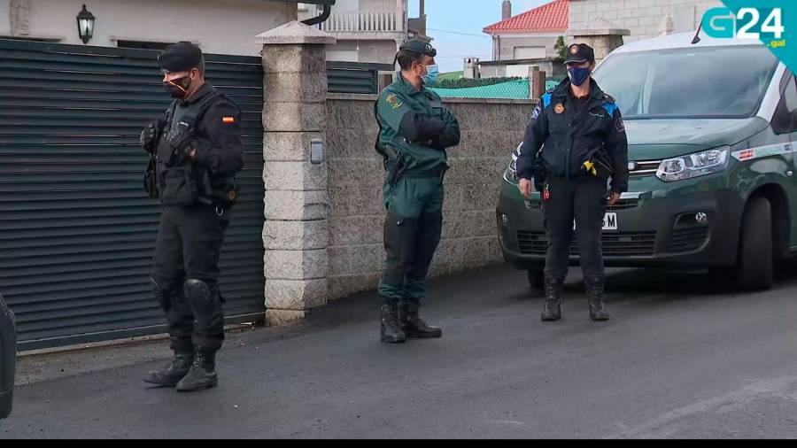 OPERACIÓN ANTIDROGA. Agentes policiales ante una de las viviendas registradas ayer en la localidad de Poio. Foto: R.T.