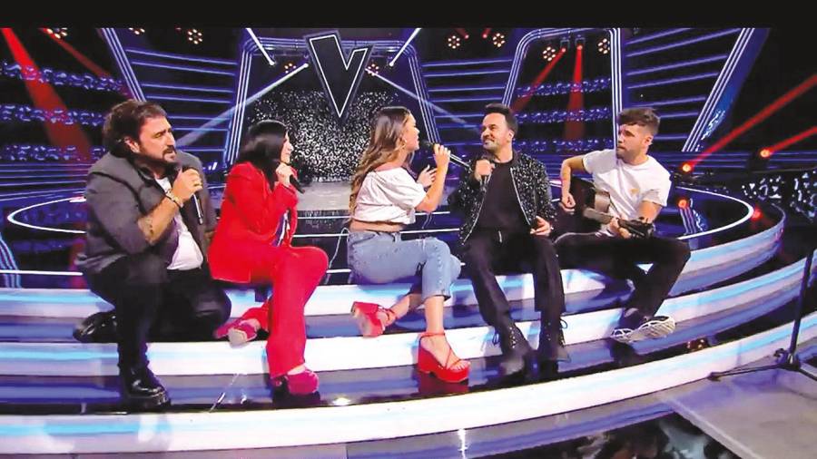 La concursante Alba Ed-Dunia consiguió cantar ‘Yo no me doy por vencido’ con Antonio Orozco, Laura Pausini, Luis Fonsi y Pablo López. Foto: Antena 3