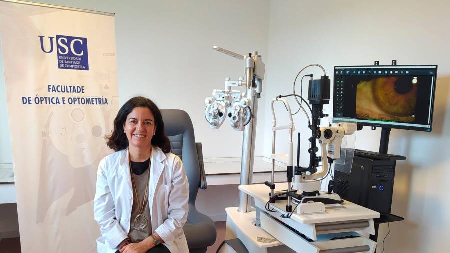 decana. María Jesús Giráldez, en una sala del Servicio de Optometría de la USC. Foto: ECG