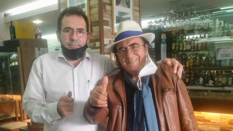 Antonio Raposo, del restaurante Sexto II, junto al cantante Albano. Foto: Fernando Blanco