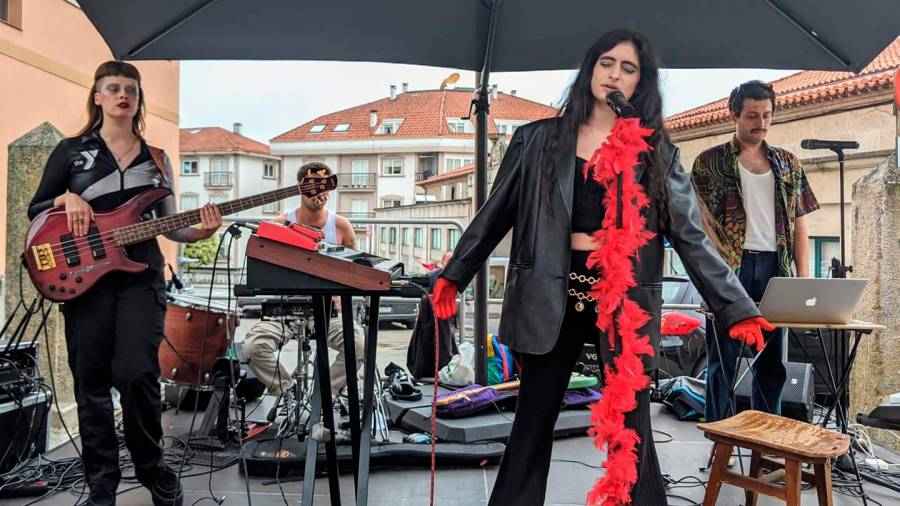 Concerto de Elba Souto nas festas do Orgullo de Lalín, unha artista que rompe no panorama galego. Foto: C. L.