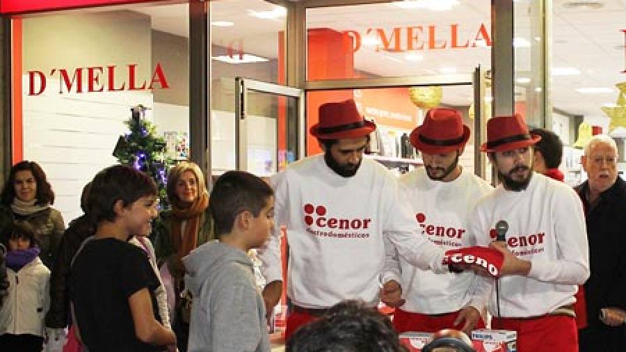 Cenor inauguró tienda en Bertamiráns con música y sus Cenorios animando