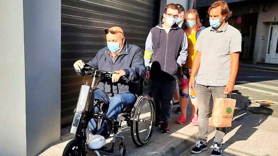O presidente de Íntegro, Adolfo López, baixando unha acera en cadeira de rodas. Foto: Asociación Íntegro