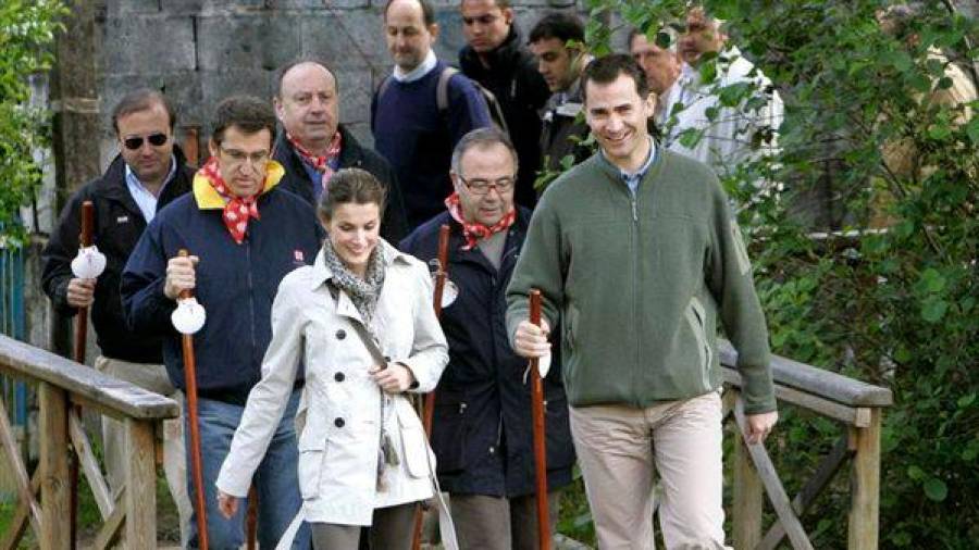 Los actuales reyes de España, Felipe VI y Letizia, acompañados por Feijóo y Sánchez Bugallo, recorrieron un tramo del Camino desde Lavacolla en 2010, cuando todavía eran príncipes