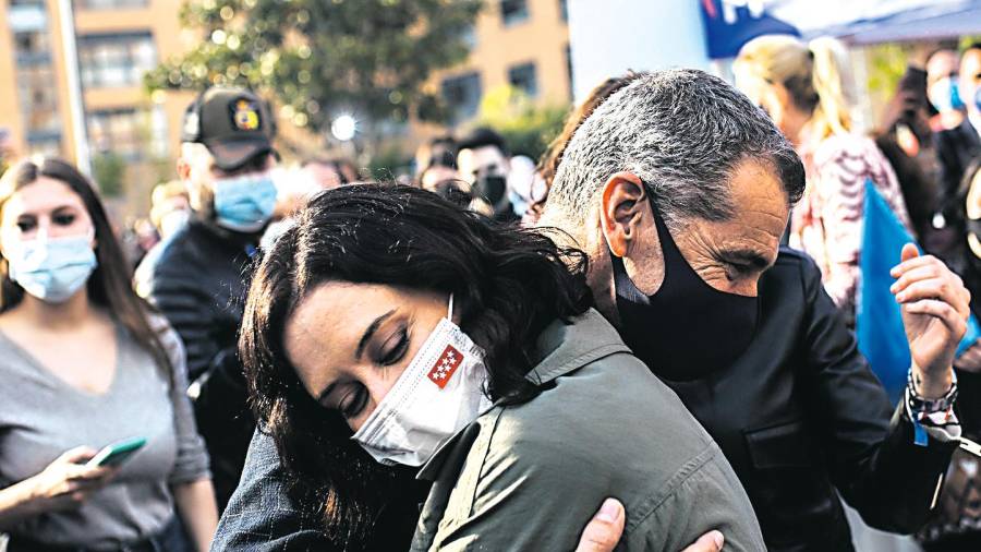 Díaz Ayuso y Cantó se funden en un abrazo en un acto electoral. Foto: A. Martínez Vélez/E.P.