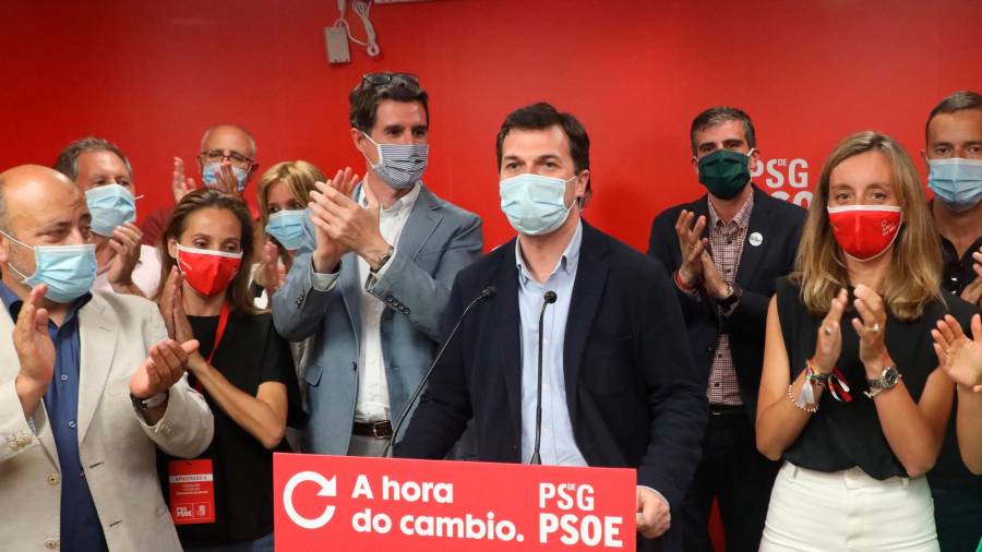 Gonzalo Caballero en la sede socialista comentando los resultados electorales