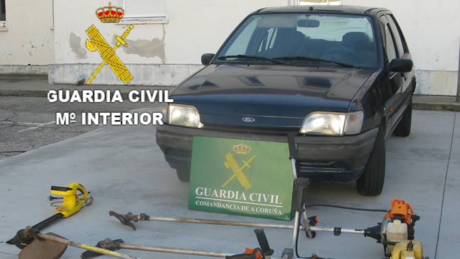 Vehículo y material incautado a los tres detenidos en Coristanco. Foto: Guardia Civil
