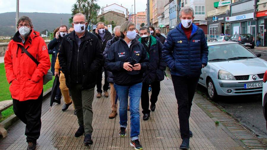 O alcalde de Laxe, José Luis Pérez, á esquerda, acompañado de Rosa Quintana e Alfonso Rueda, iniciando a ruta en Laxe. Foto: Xunta Galicia