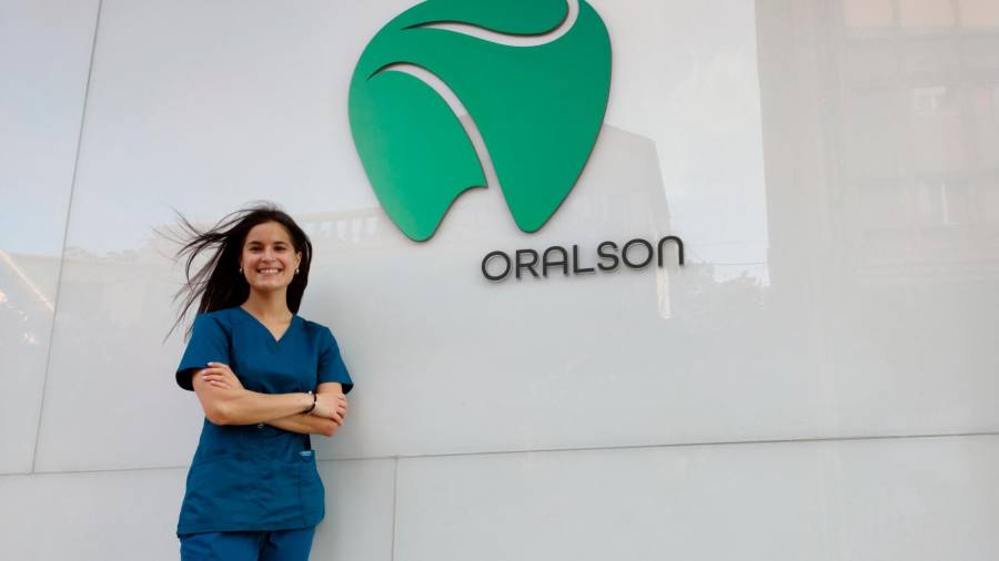 La doctora Paula Otero Troitiño en la nueva clínica dental Oralson de Porto do Son