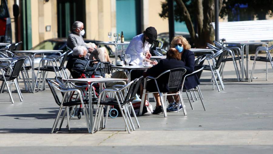 En la foto, del pasado viernes, varias personas en la terraza de un restaurante de Ferrol. MERO BARRAL/EUROPA PRESS