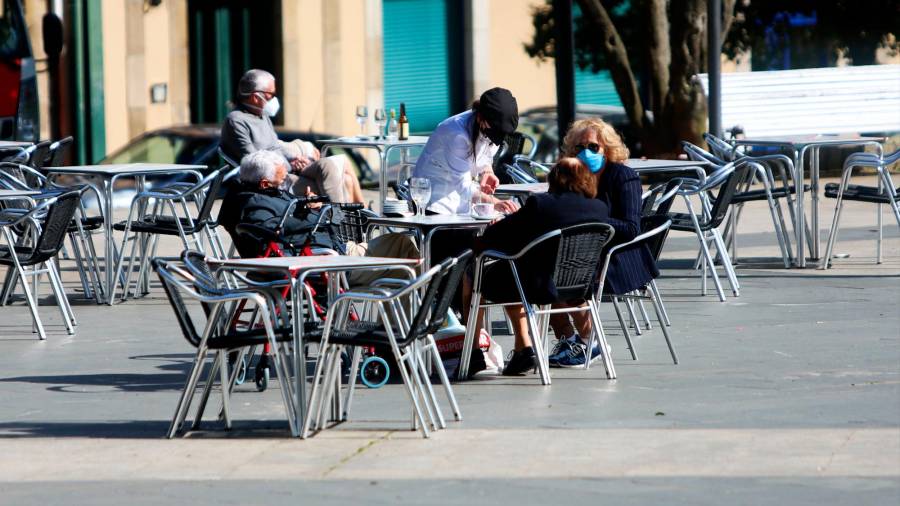 libertad. Comensales disfrutan en la terraza de un restaurante de Ferrol. Foto: Mero Barral