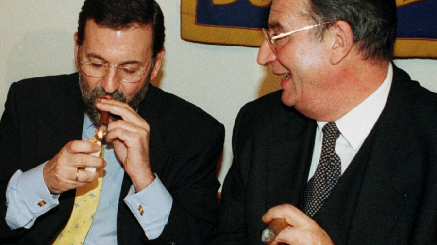 ...Cuando el club de fumadores de habanos Epicur entregó al entonces ministro Rajoy la Chavita de Plata