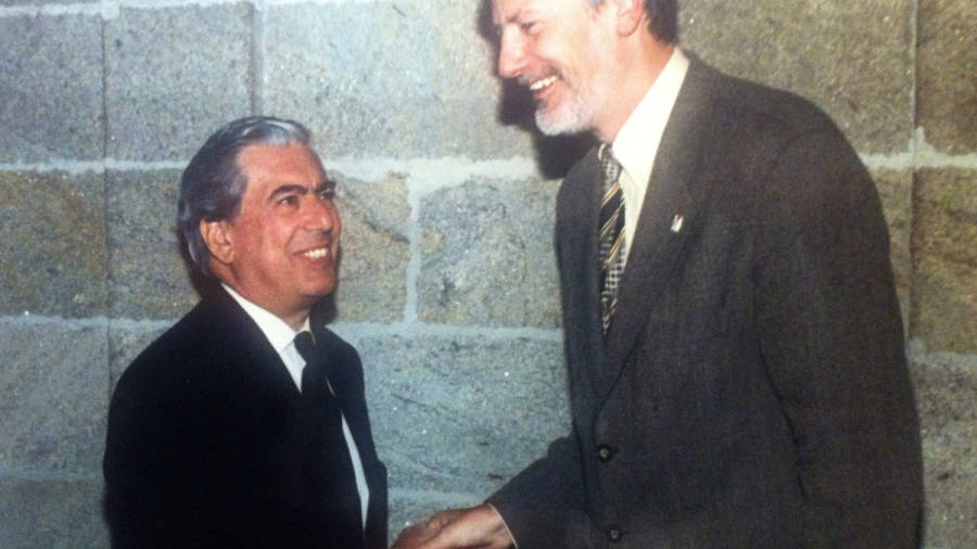 ...Cuando Vargas Llosa apareció por sorpresa en el Pazo de Raxoi mucho antes de ser Premio Nobel