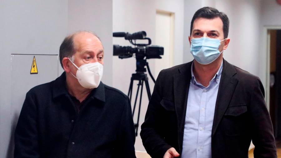 Gonzalo Caballero, a la derecha, con Xoaquín Fernández Leiceaga, ayer en su comparecencia ante los medios.