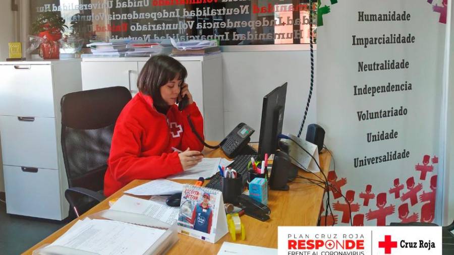 Personal de Cruz Roja en A Coruña, donde se centraliza la teleasistencia. Foto: C. Roja