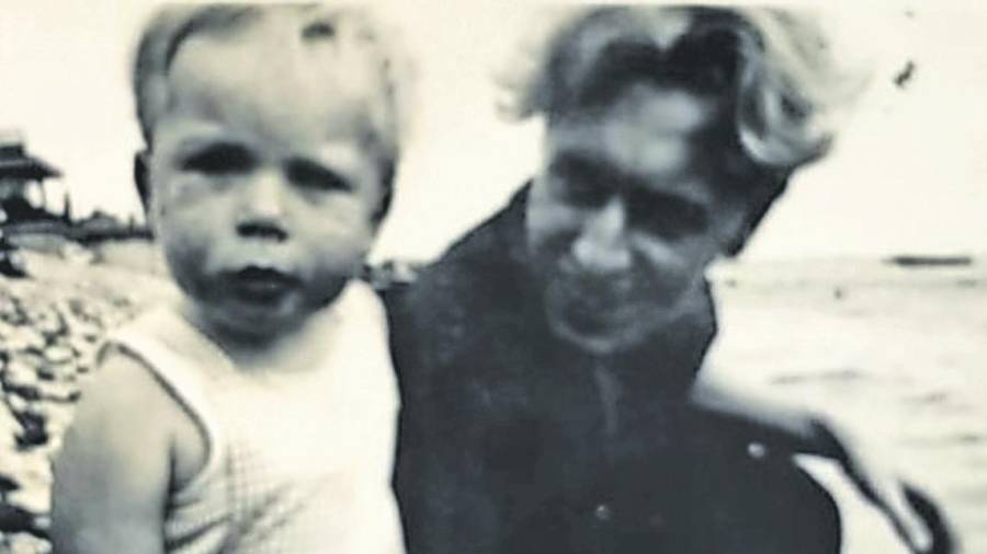el pequeño david. David Chipperfield de niño, en Inglaterra, con su padre, Alan John Chipperfield, quien hoy tendría noventa años. Foto: D.C.