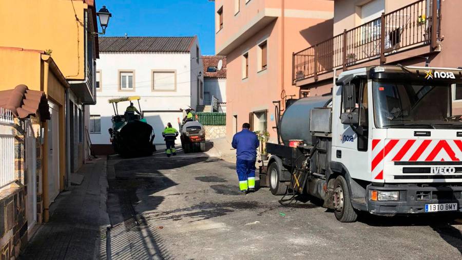 Obras de pavimentación da rúa da Dorna, en Castiñeiras. Foto: C.R.
