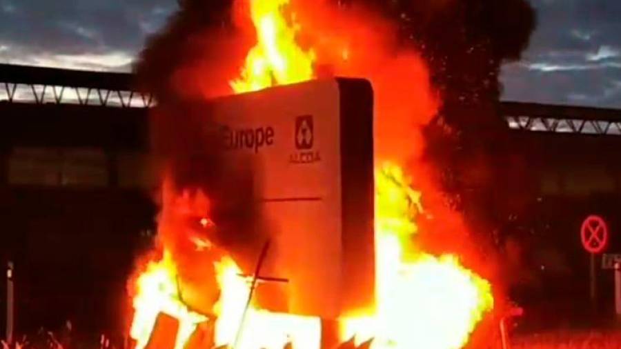 Arde el cartel de la entrada de la planta de Alcoa San Cibrao, el martes al filo de las once de la noche. FOTO: CAPTURA VIDEO CIG ALCOA SAN CIBRAO